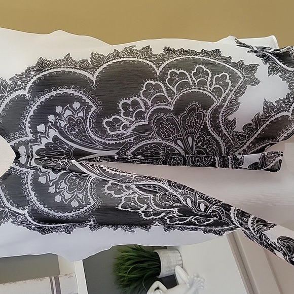 NY&Co Sleeveless top with overlay - Picture 3 of 9